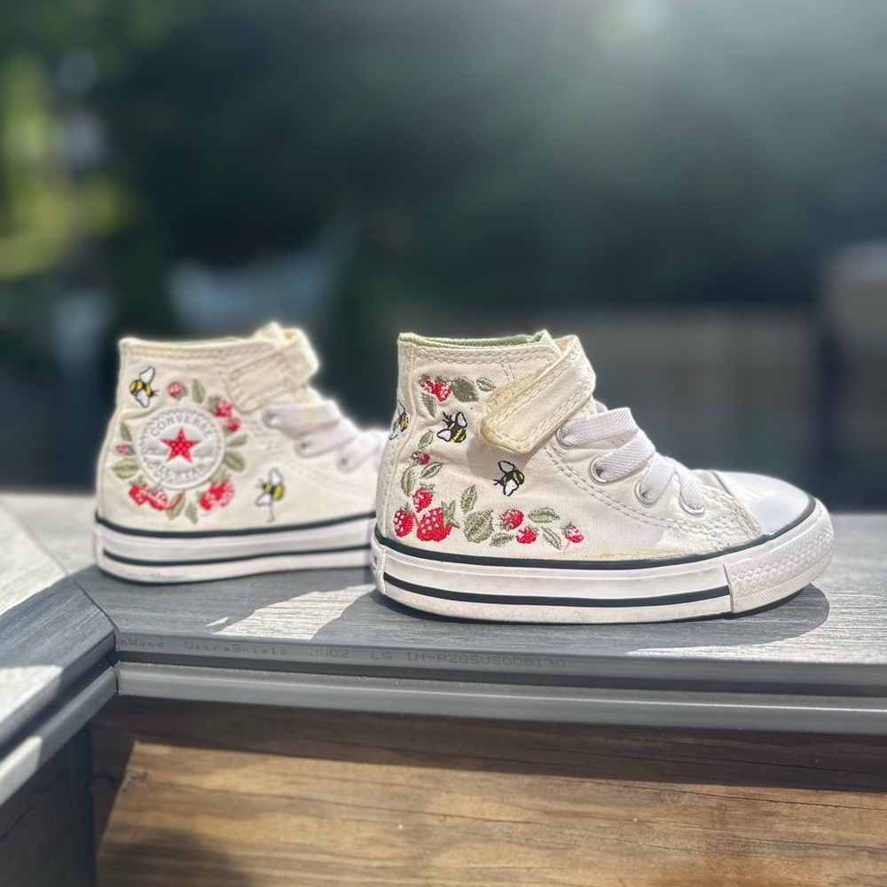 Converse Berries and Bees Sneaker Toddler (size 6)